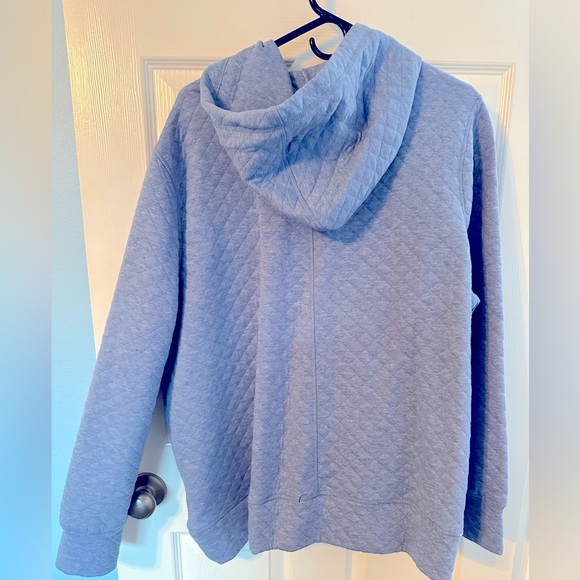 Women’s 1X quilted sweatshirt.  True color is a light denim blue - Picture 2 of 3
